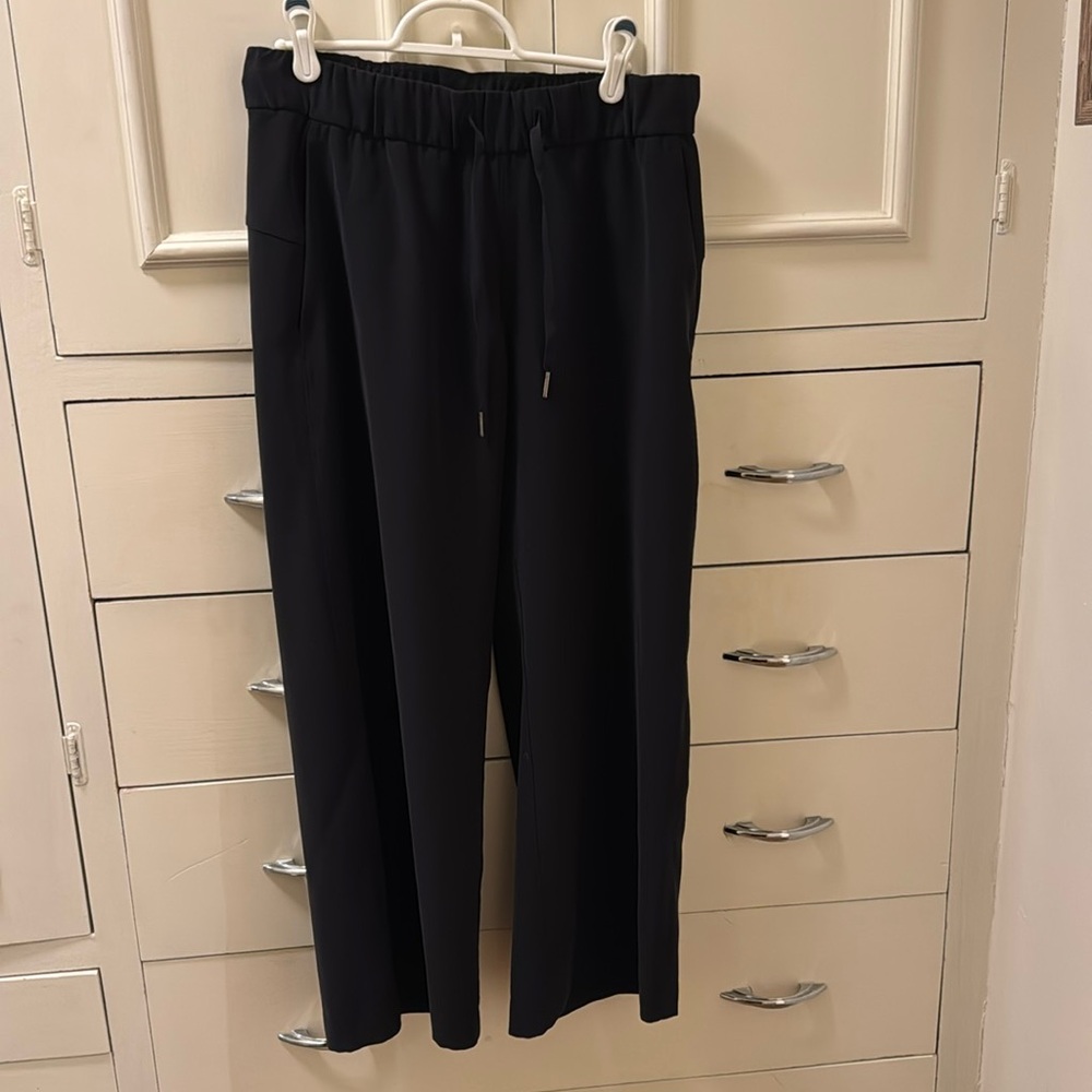 Lululemon copped wide leg pant, size 6. So comfy and really don’t wrinkle